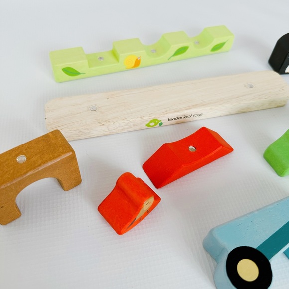Tender Leaf Toys Garden Wooden Magnetic Puzzle - Picture 6 of 9